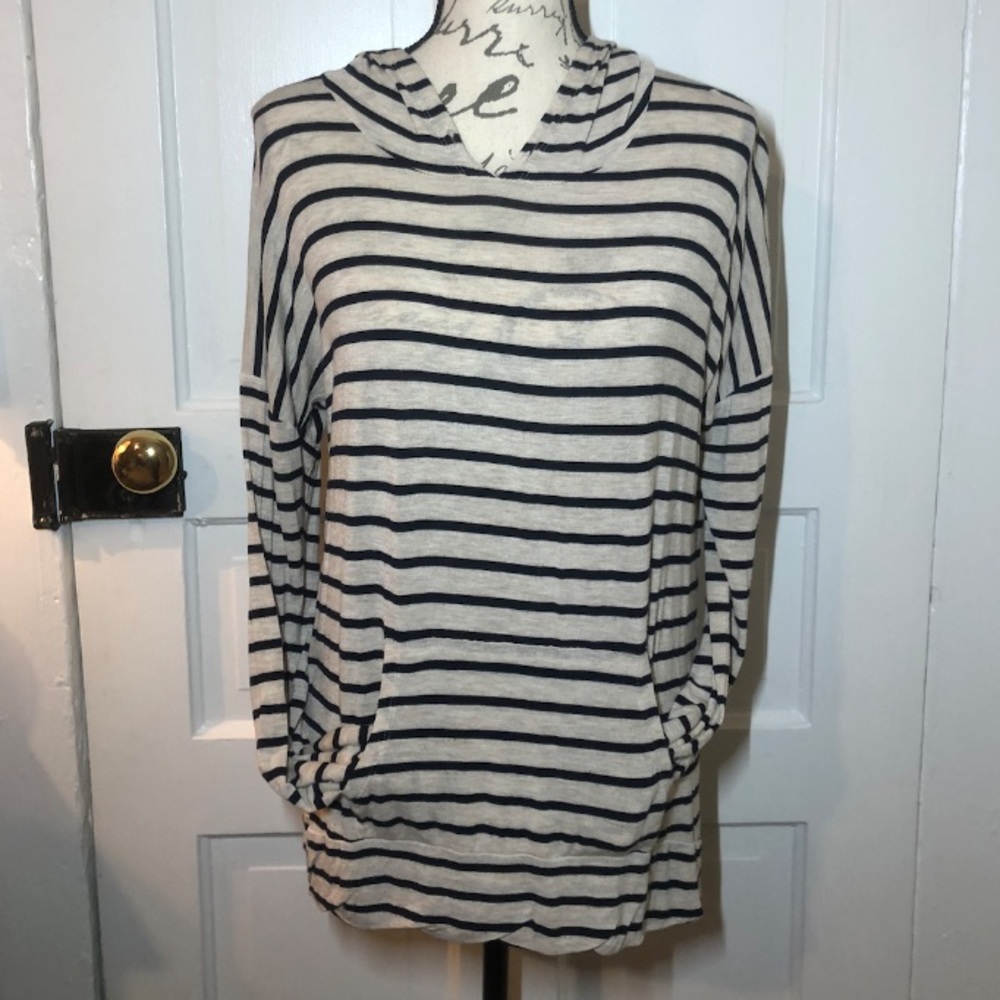✨5/$25 Medium hooded long sleeve soft tee